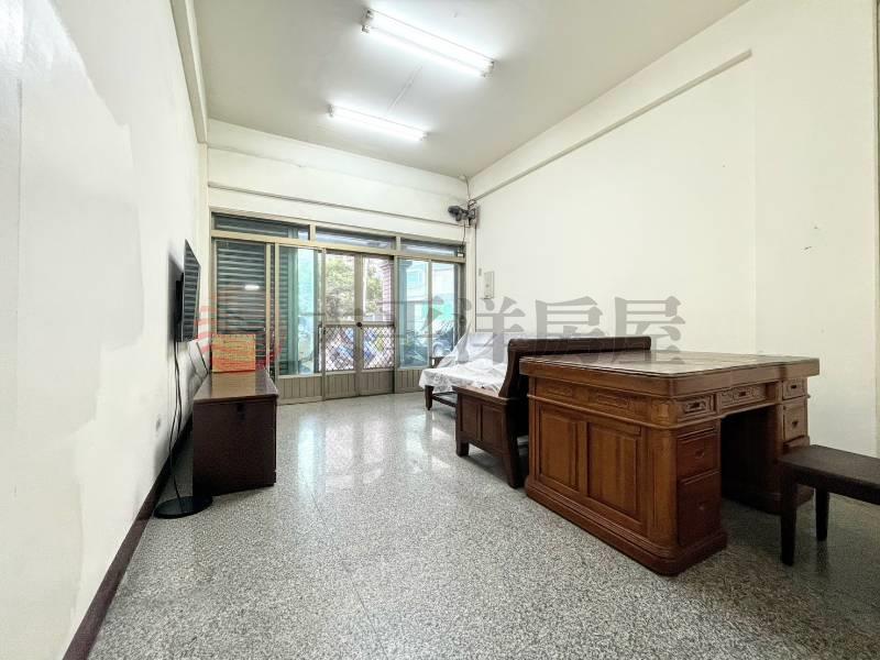 獨家專簽:信義國中旁騎樓透店/12米路房屋室內格局與周邊環境