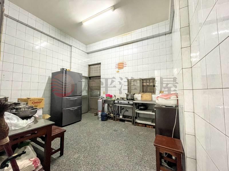 獨家專簽:信義國中旁騎樓透店/12米路房屋室內格局與周邊環境