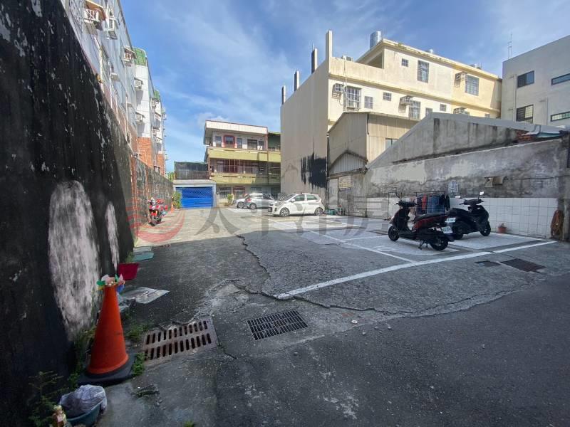 員集路旁邊間大地坪透天房屋室內格局與周邊環境