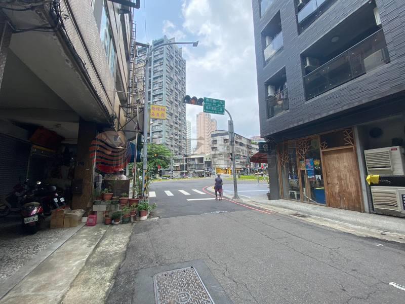 勤美商圈雙臨路黃金店面透天房屋室內格局與周邊環境