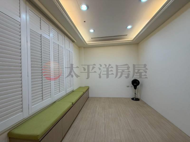 棒球場電梯豪墅房屋室內格局與周邊環境