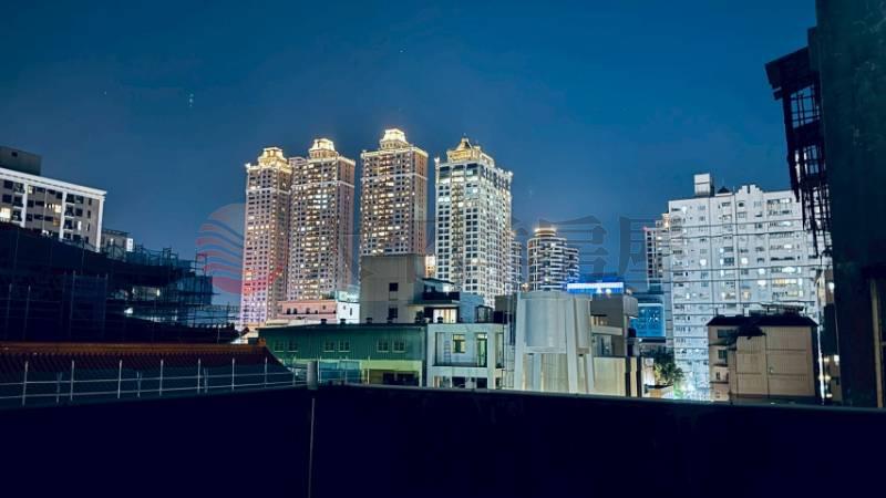 藝文大地坪三角窗燙金透店