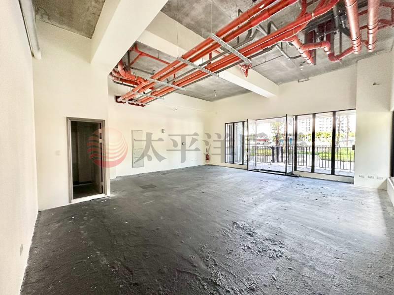 明日讚角間大面寬賺錢店面房屋室內格局與周邊環境