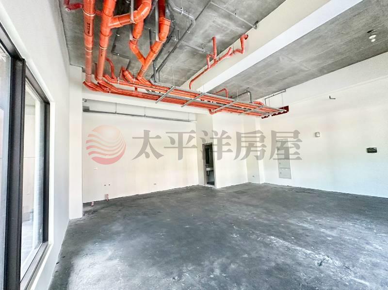 明日讚角間大面寬賺錢店面房屋室內格局與周邊環境