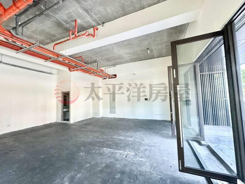 明日讚角間大面寬賺錢店面房屋室內格局與周邊環境