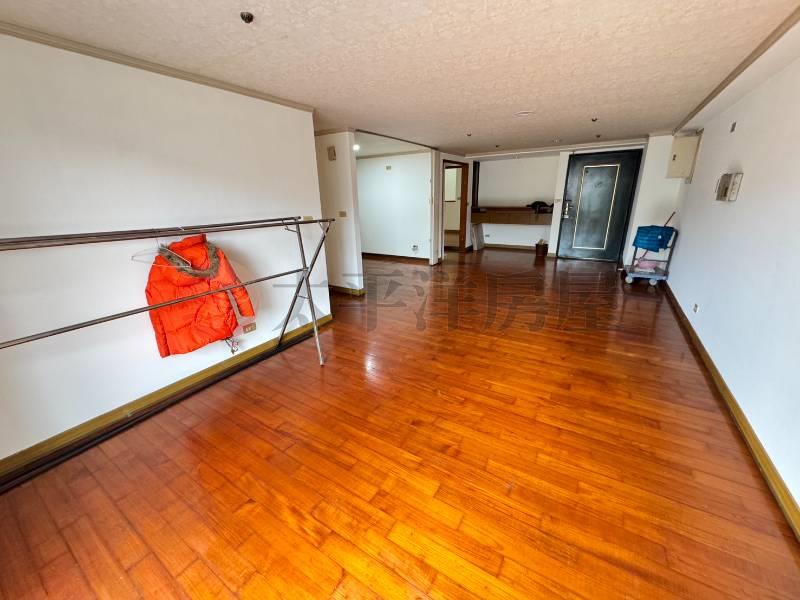 國產3房大露台房屋室內格局與周邊環境