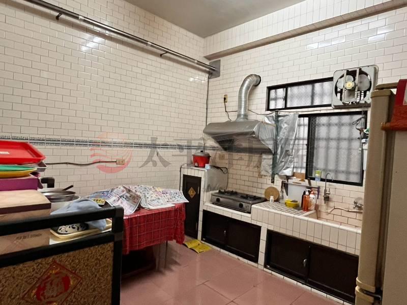 員東路旁近學區美透天房屋室內格局與周邊環境