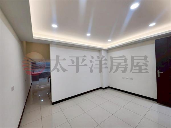 南興全新整理車庫美透天房屋室內格局與周邊環境