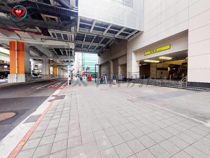 板橋板新捷運站精品一樓