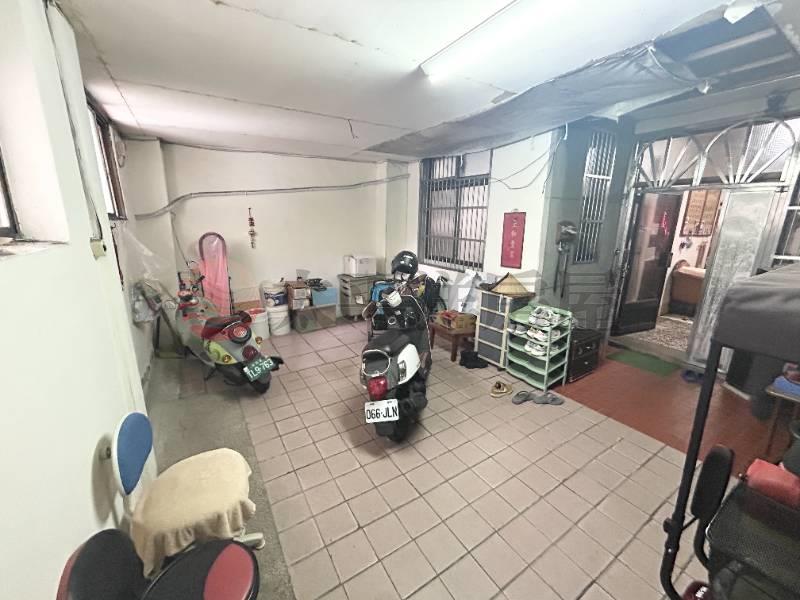 東山商圈雙面臨路可危老平房房屋室內格局與周邊環境