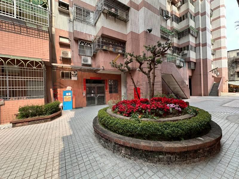 公園旁大三房休旅車位房屋室內格局與周邊環境