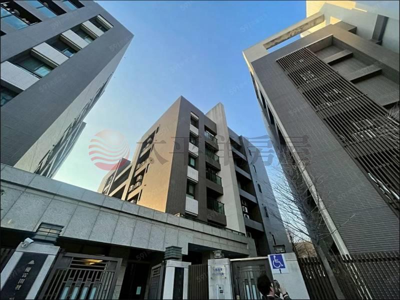 家樂福商圈輕裝三房車位房屋室內格局與周邊環境