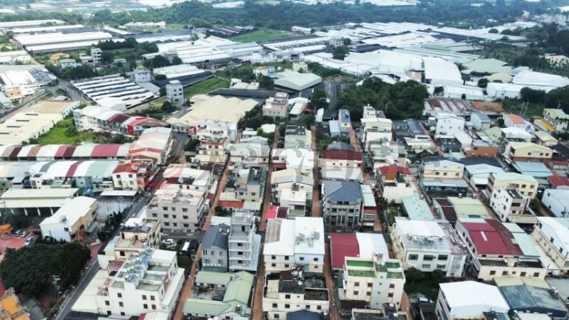 買地送屋前後臨路方正建地房屋室內格局與周邊環境