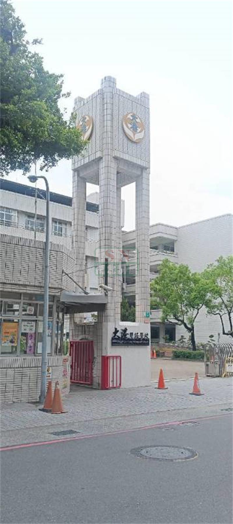 大港國小芳鄰角窗建地